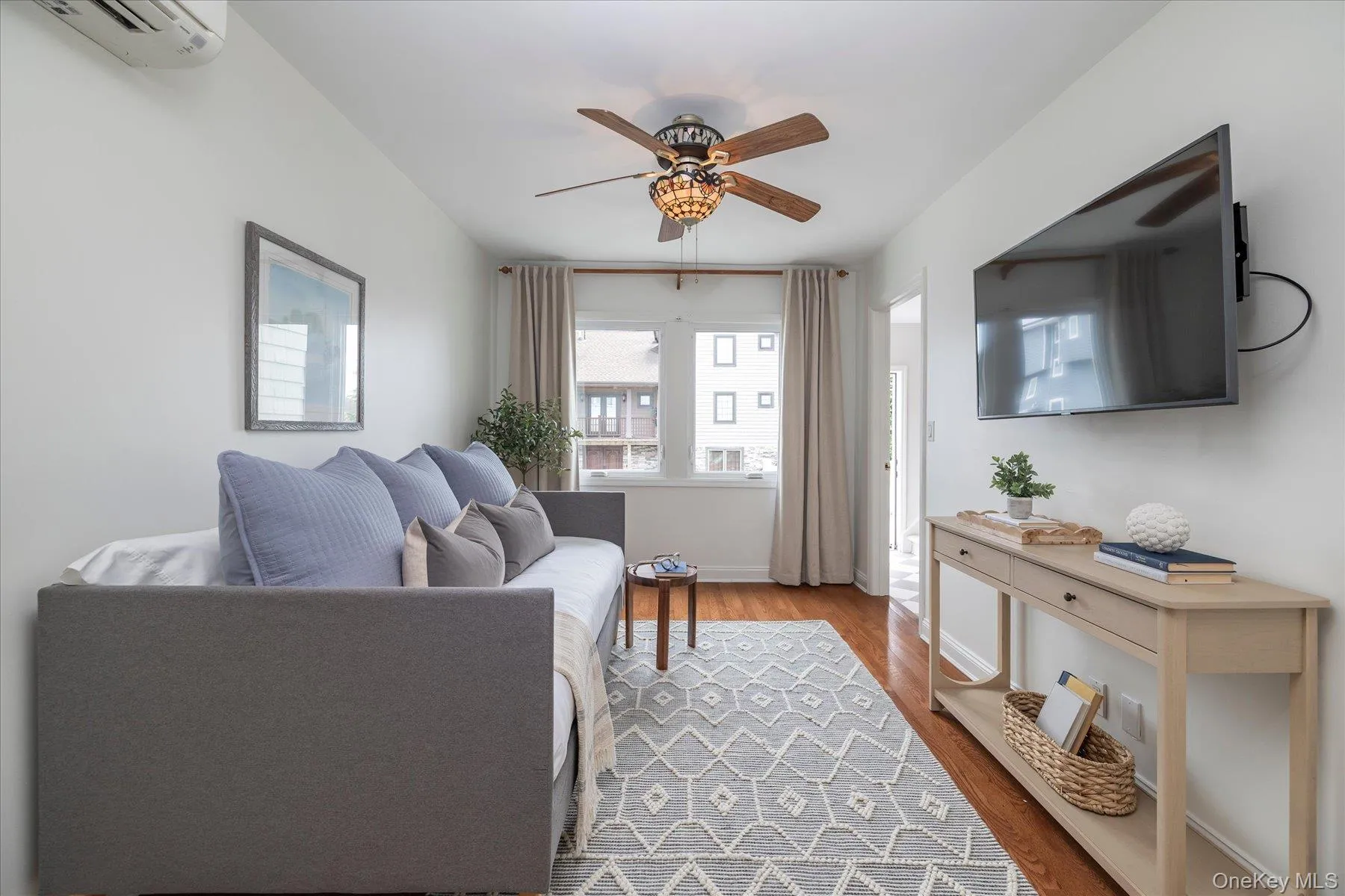 Den provides extra living space. Den provides extra living space.