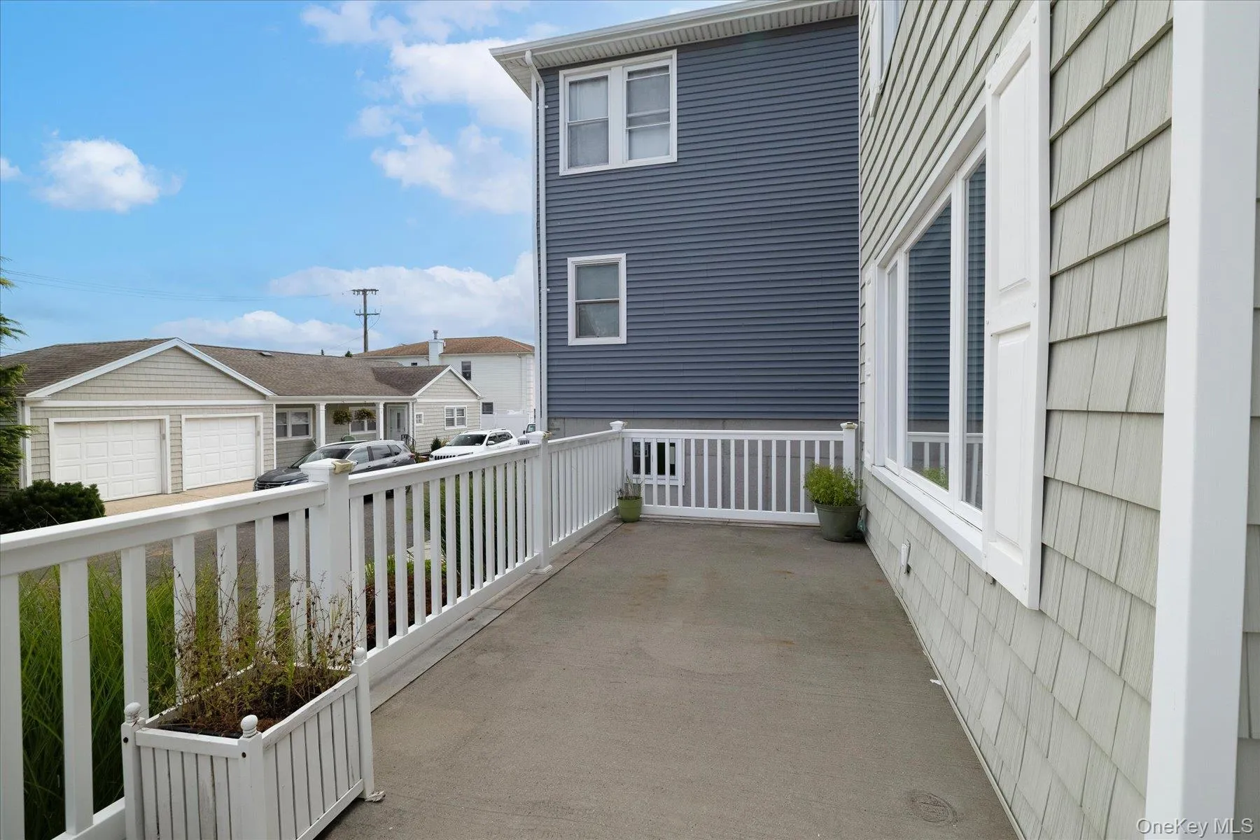 Large, private front porch Large, private front porch