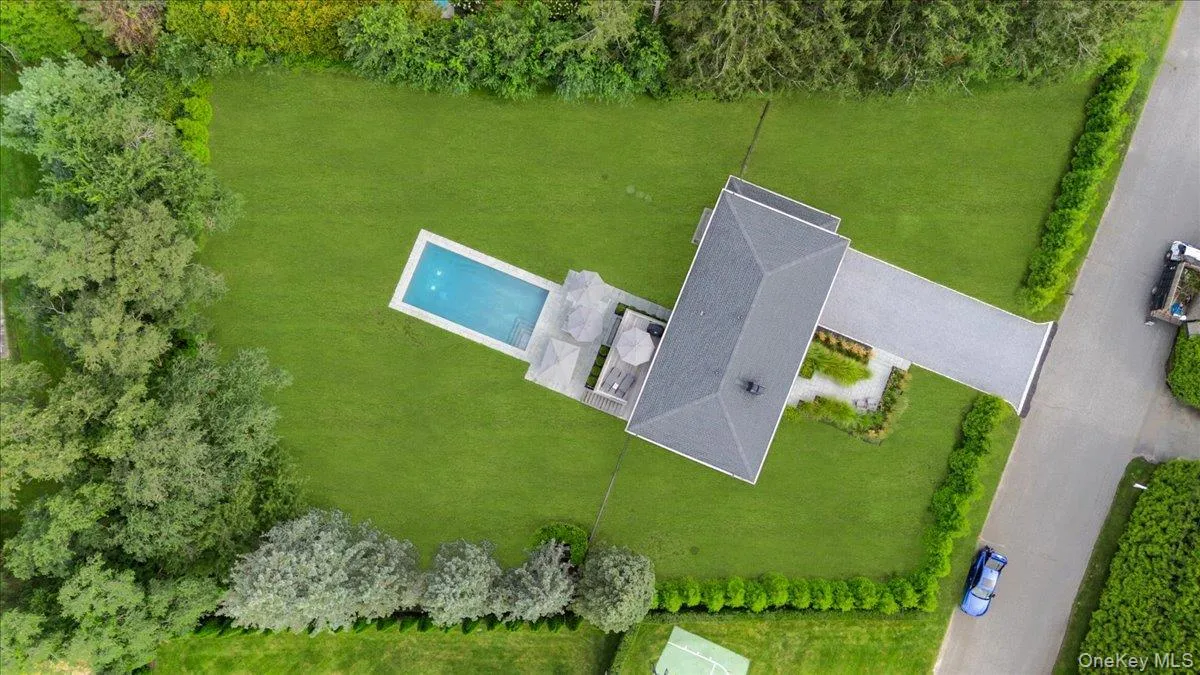 40 Knollwood Drive, Southampton, New York 11968
