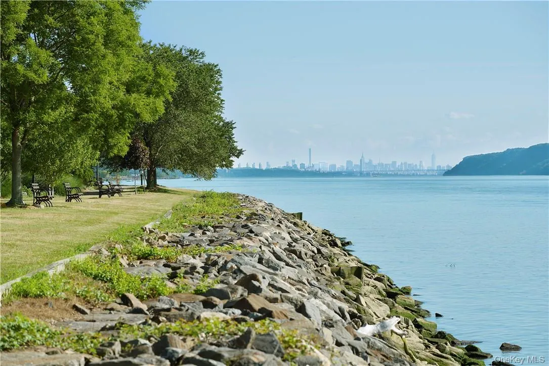Irvington village has 2 lovely waterfront parks. Scenic Hudson has a view of Manhattan skyline. Plus ball fields, basketball courts, tennis, kid's playgrounds, walking path, kayak launch, senior center. Irvington village has 2 lovely waterfront parks. Scenic Hudson has a view of Manhattan skyline. Plus ball fields, basketball courts, tennis, kid's playgrounds, walking path, kayak launch, senior center.