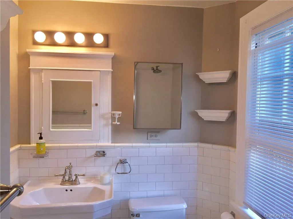 80 Edgewood Avenue, Mamaroneck, NY, 3 Bedrooms Bedrooms, 6 Rooms Rooms,1 BathroomBathrooms,Residential Lease,For Rent,Edgewood,0,1054453 80 Edgewood Avenue, Mamaroneck, NY, 3 Bedrooms Bedrooms, 6 Rooms Rooms,1 BathroomBathrooms,Residential Lease,For Rent,Edgewood,0,1054453