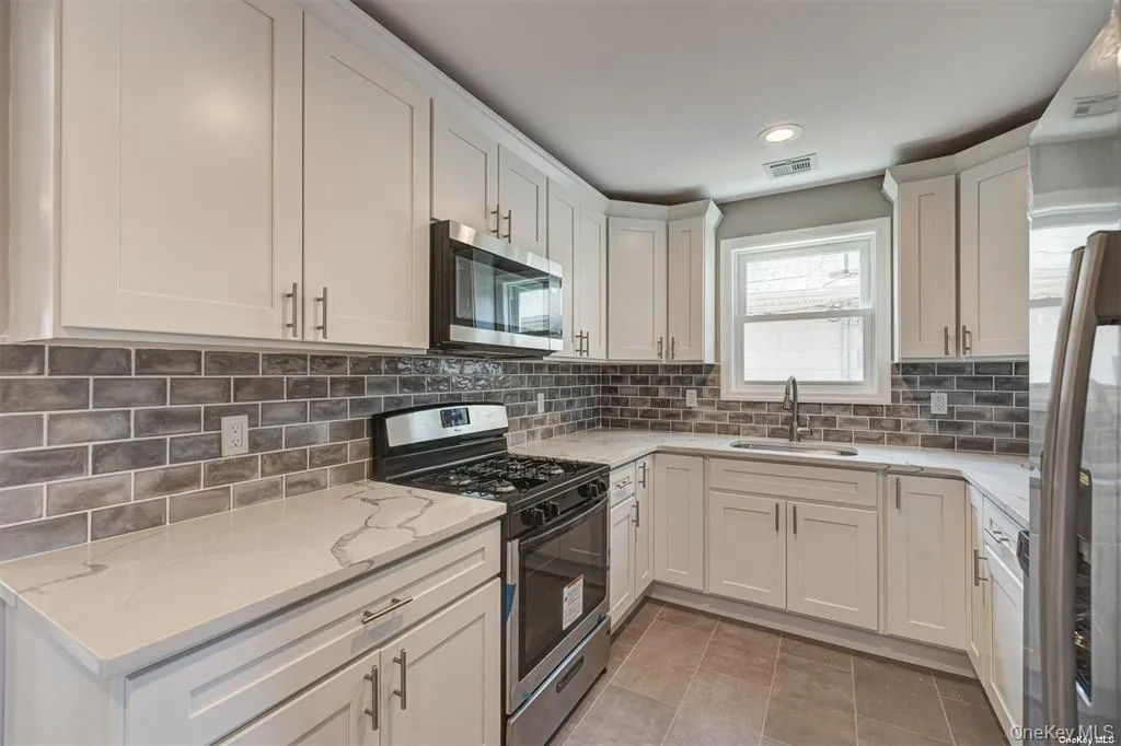 218 Alhambra Avenue, Babylon, NY, 3 Bedrooms Bedrooms, 8 Rooms Rooms,1 BathroomBathrooms,Residential,For Rent,Alhambra,0,1054474 218 Alhambra Avenue, Babylon, NY, 3 Bedrooms Bedrooms, 8 Rooms Rooms,1 BathroomBathrooms,Residential,For Rent,Alhambra,0,1054474