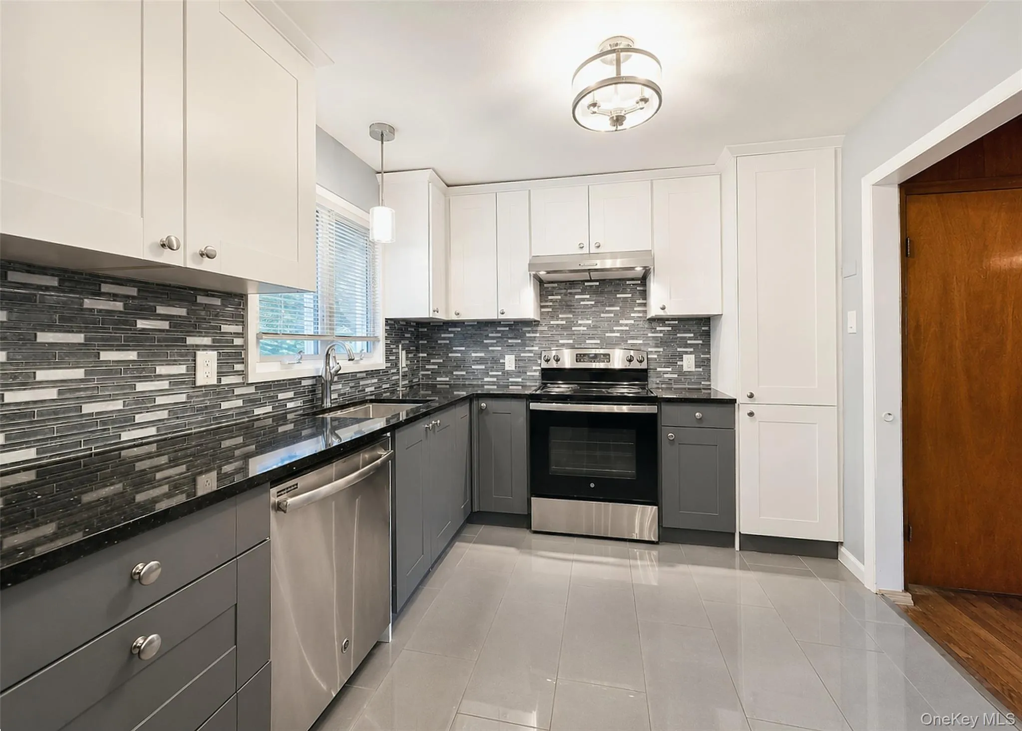 27 Halsey Street, Brookhaven, NY, 4 Bedrooms Bedrooms, 7 Rooms Rooms,1 BathroomBathrooms,Residential,For Rent,Halsey,0,1054544 27 Halsey Street, Brookhaven, NY, 4 Bedrooms Bedrooms, 7 Rooms Rooms,1 BathroomBathrooms,Residential,For Rent,Halsey,0,1054544
