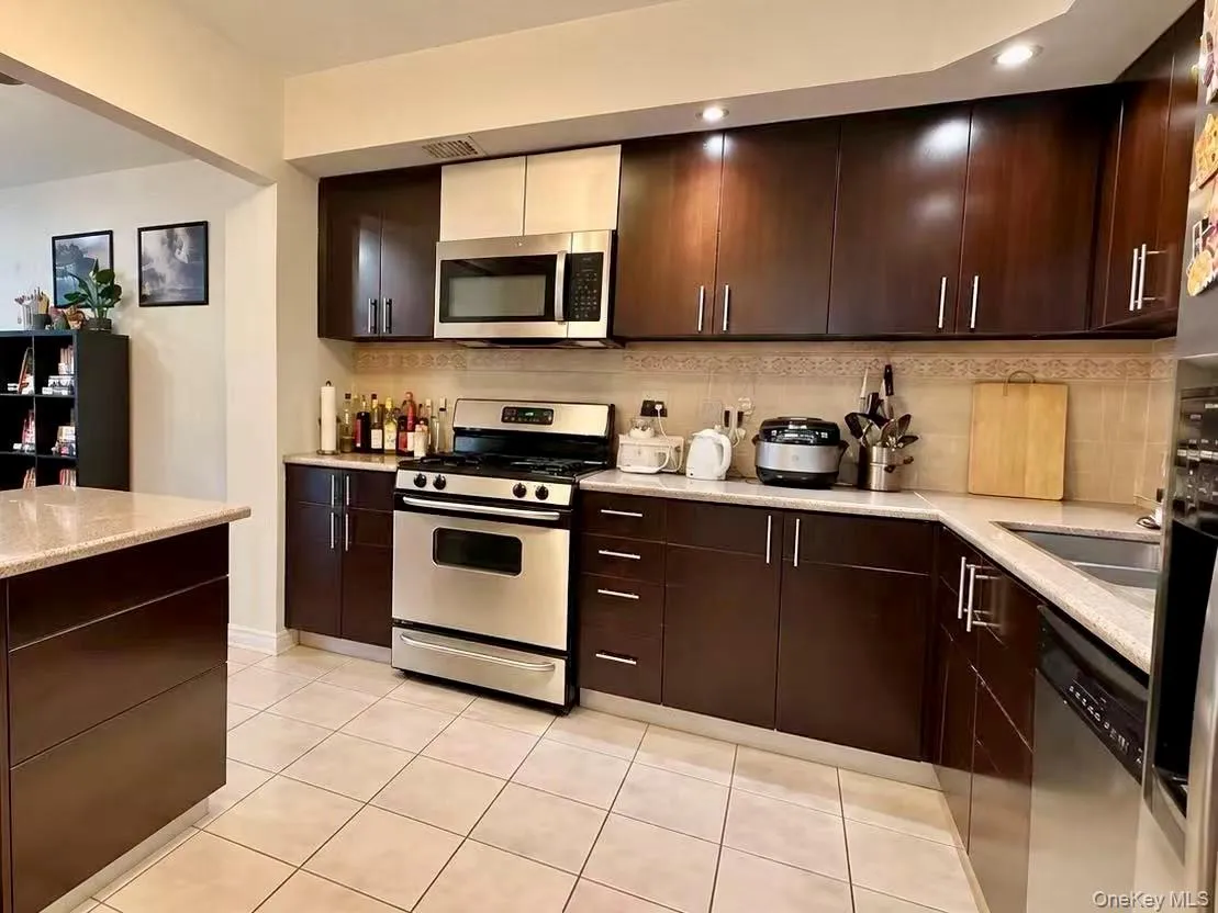 71-32 163rd Street, New York, NY, 2 Bedrooms Bedrooms, 4 Rooms Rooms,2 BathroomsBathrooms,Residential,For Rent,163rd,0,1054571 71-32 163rd Street, New York, NY, 2 Bedrooms Bedrooms, 4 Rooms Rooms,2 BathroomsBathrooms,Residential,For Rent,163rd,0,1054571