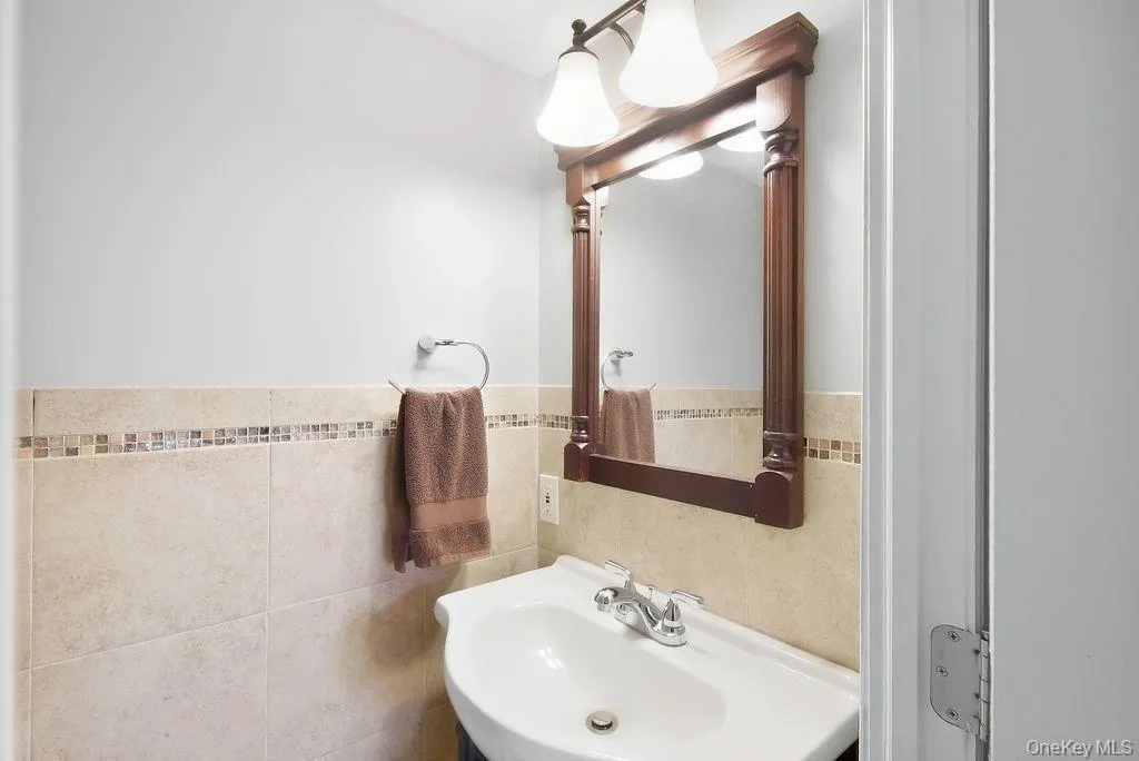 1072 Hicksville Road, Oyster Bay, NY, 3 Bedrooms Bedrooms, 4 Rooms Rooms,2 BathroomsBathrooms,Residential,For Rent,Hicksville,0,1054581 1072 Hicksville Road, Oyster Bay, NY, 3 Bedrooms Bedrooms, 4 Rooms Rooms,2 BathroomsBathrooms,Residential,For Rent,Hicksville,0,1054581