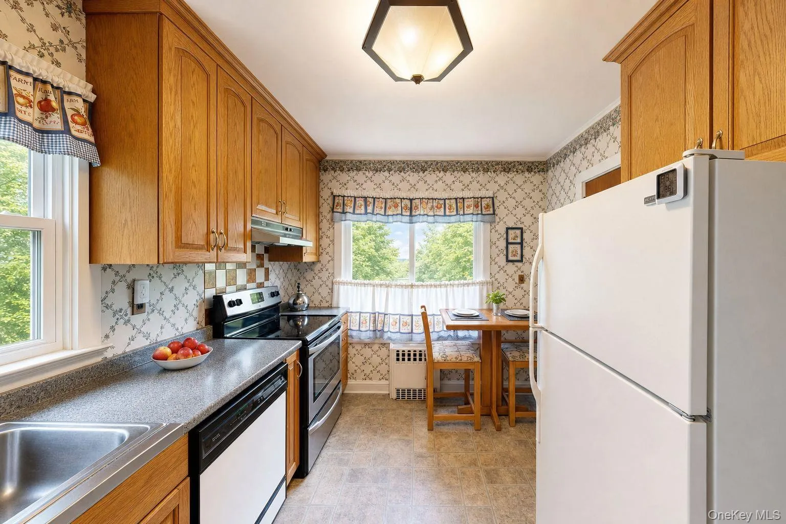 Eat-in Kitchen Eat-in Kitchen