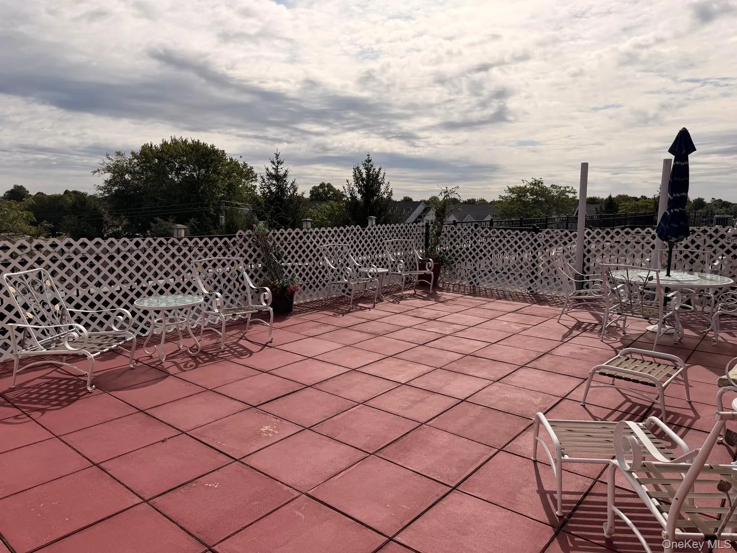 Rooftop patio boasts spectacular early morning sunrises views and views of Eisenhower Park especially during firework shows. Rooftop patio boasts spectacular early morning sunrises views and views of Eisenhower Park especially during firework shows.