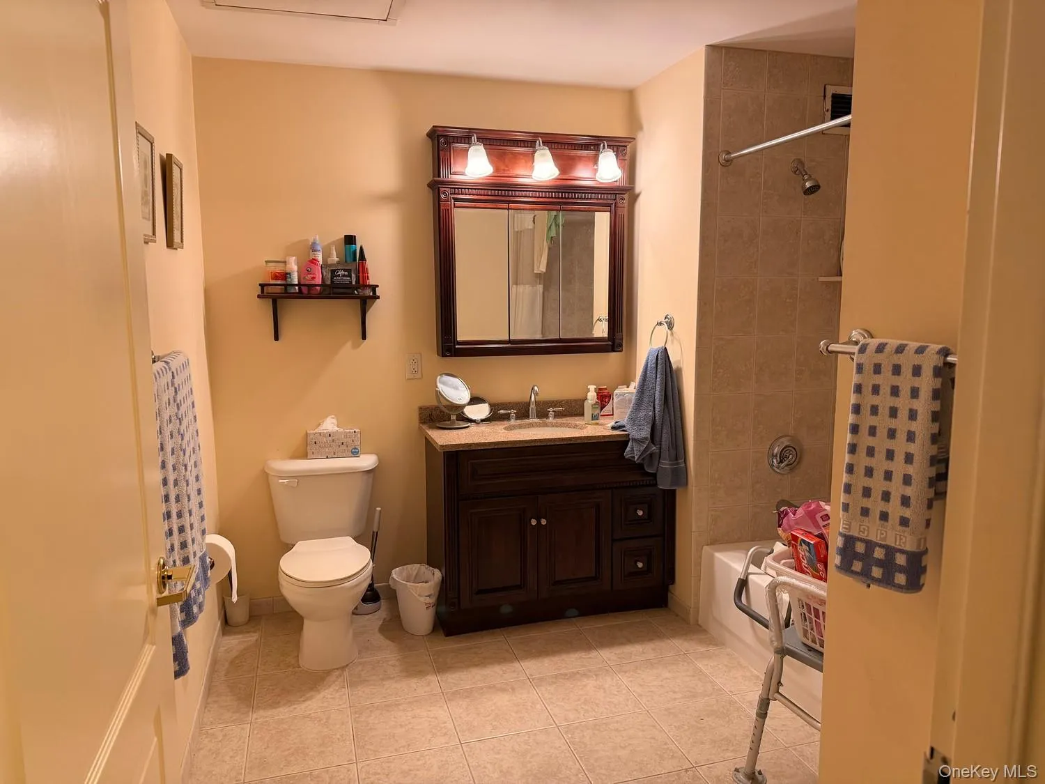 Main bathroom with bathtub as shown. Main bathroom with bathtub as shown.