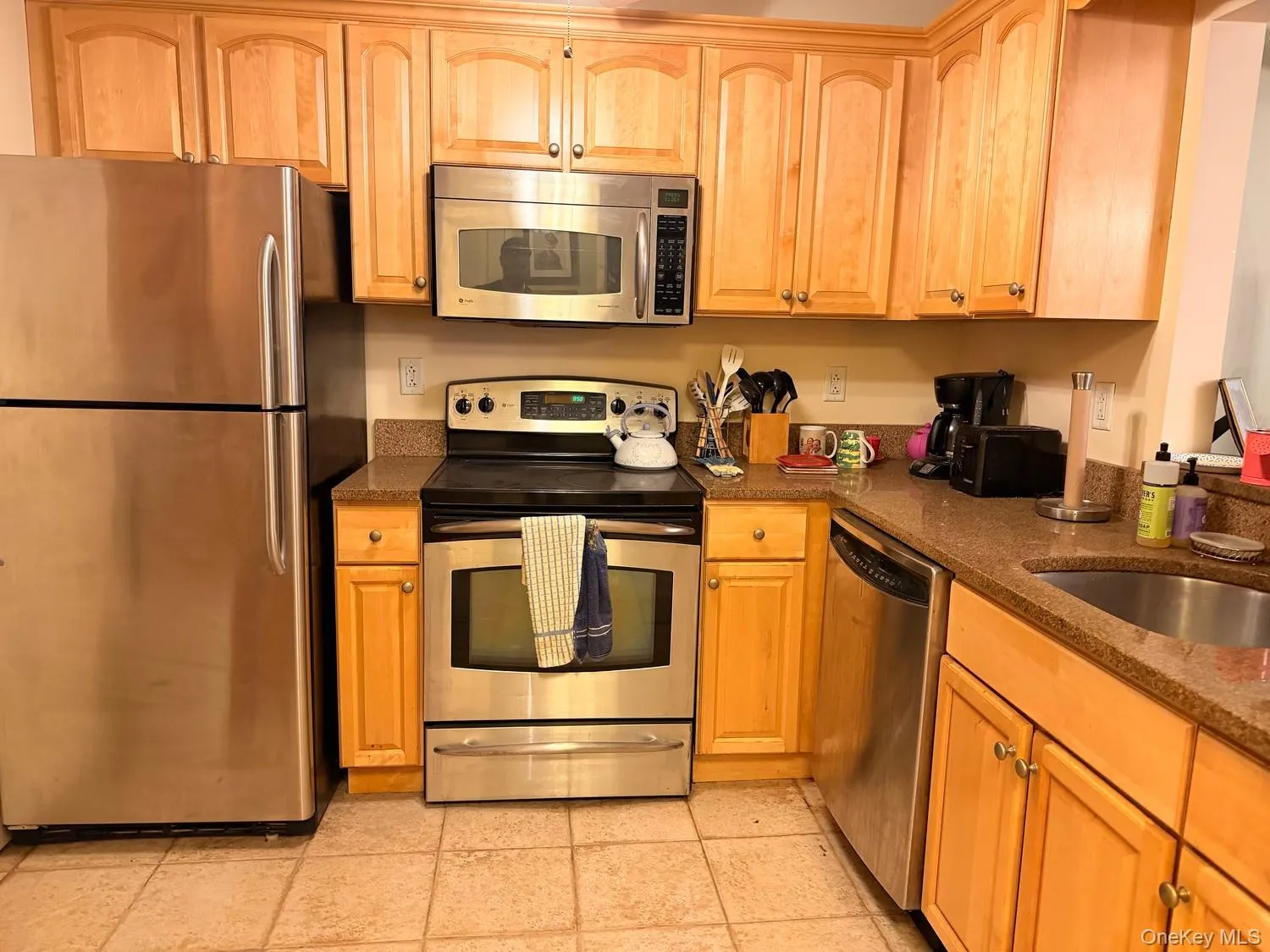 Wood cabinets, stainless steel appliances. Wood cabinets, stainless steel appliances.