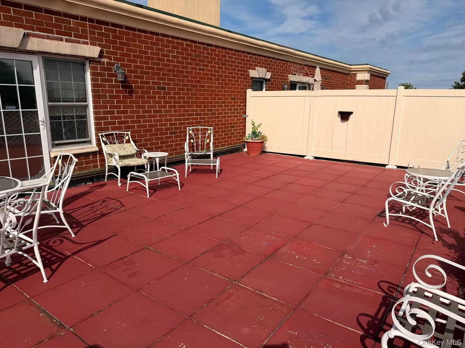 Rooftop patio boasts spectacular early morning sunrises views and views of Eisenhower Park especially during firework shows. Rooftop patio boasts spectacular early morning sunrises views and views of Eisenhower Park especially during firework shows.