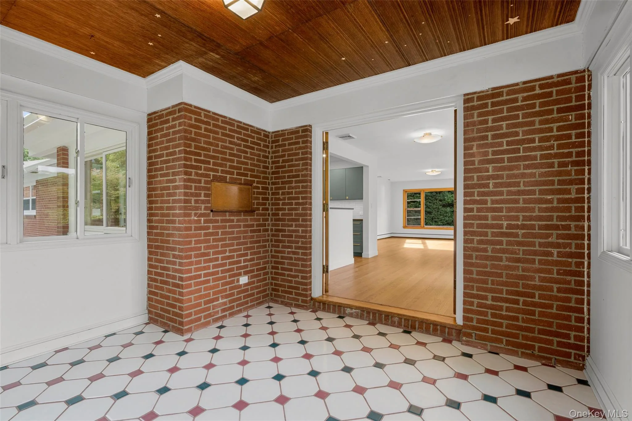 Tiled sunroom with entrance to the dining area Tiled sunroom with entrance to the dining area