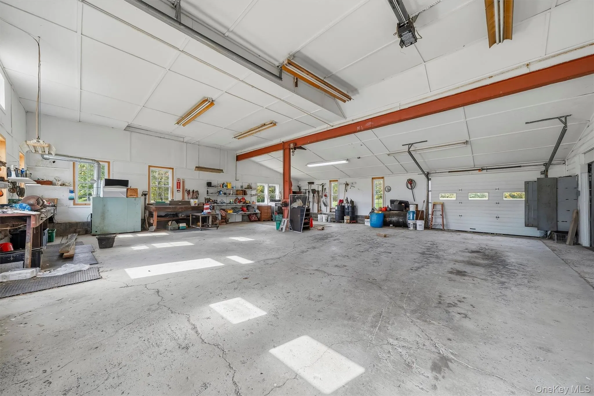 Large Garage/Workshop Large Garage/Workshop