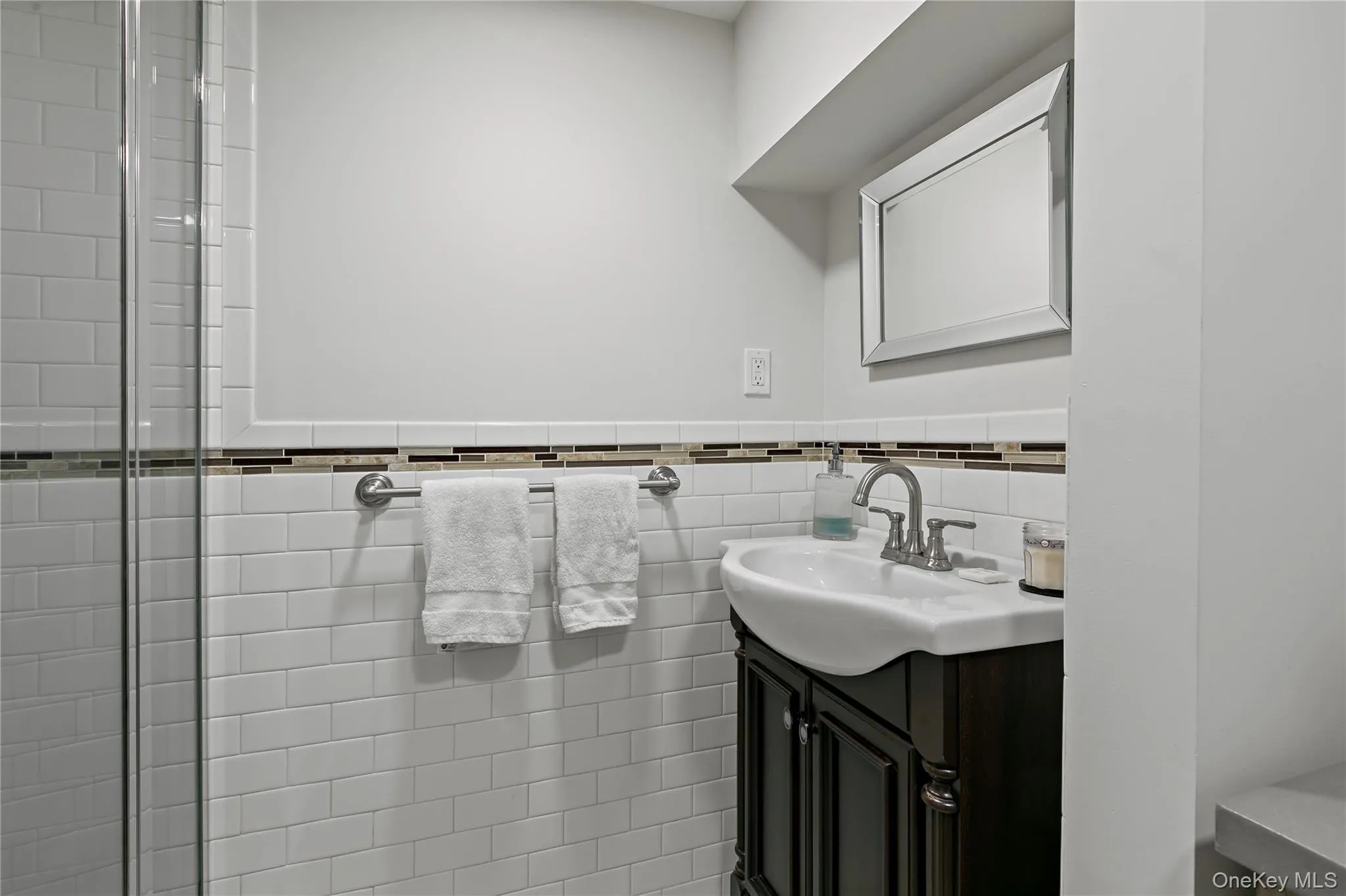 Full Bath with walk in Shower Full Bath with walk in Shower