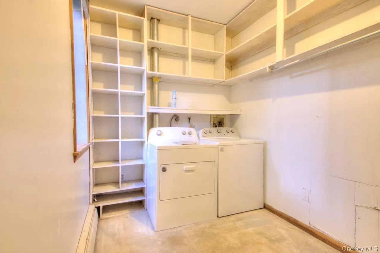 Walk-In Closet-Laundry Combination Walk-In Closet-Laundry Combination