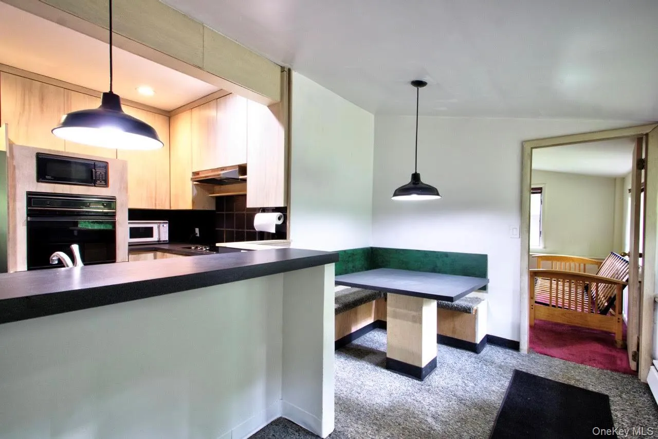 Eat-in Kitchen Eat-in Kitchen