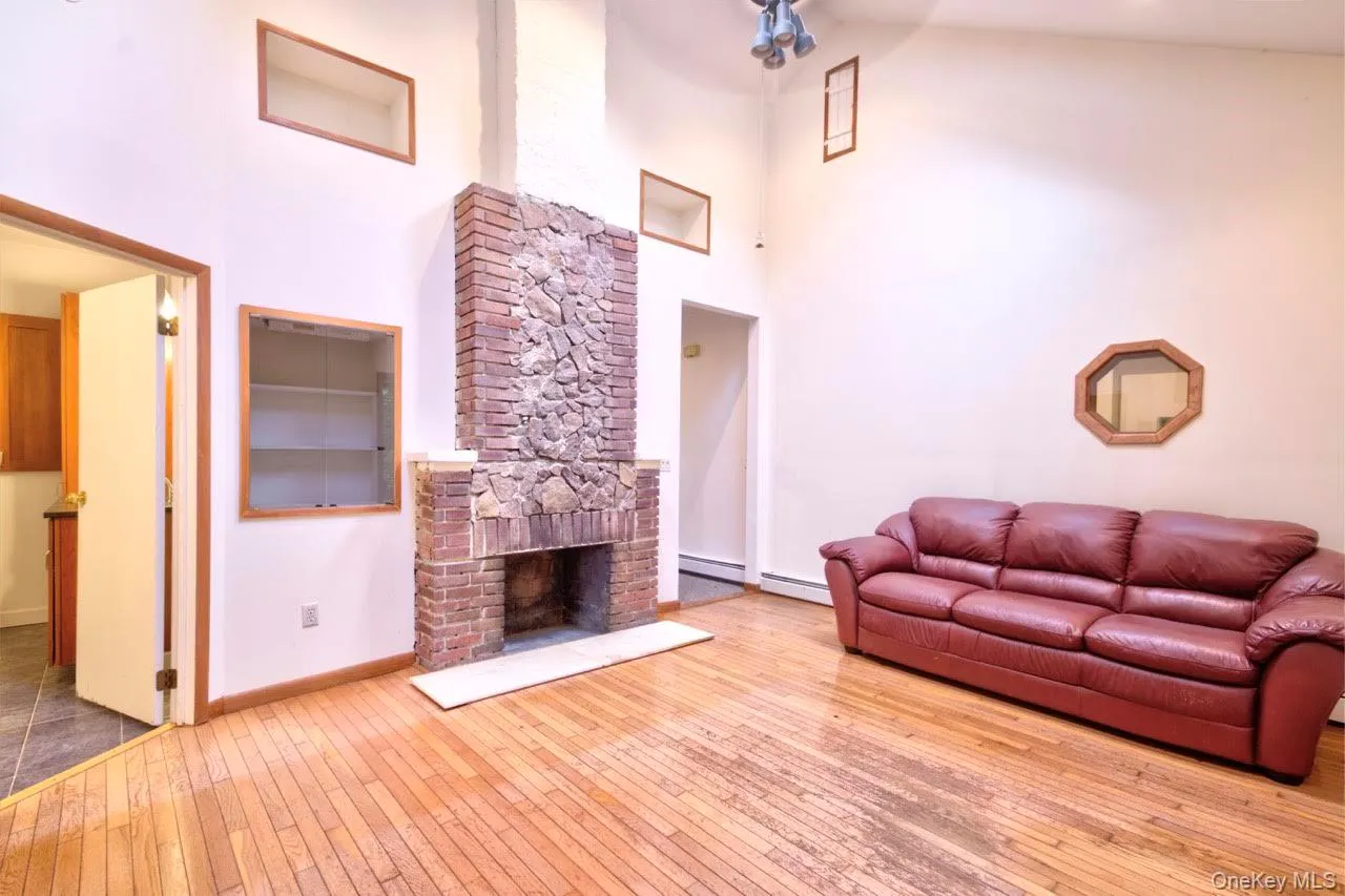 High Ceilings & Skylights High Ceilings & Skylights