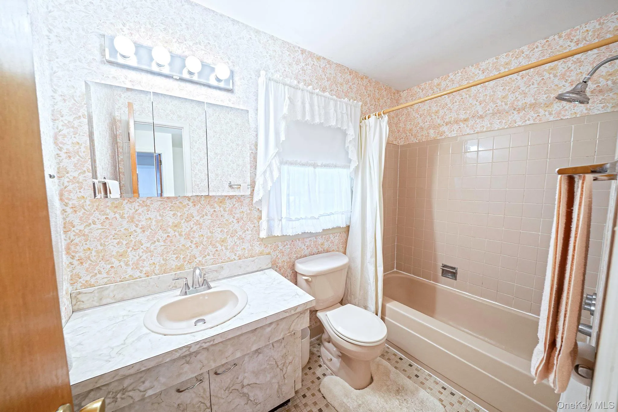 Shared bathroom upstairs Shared bathroom upstairs