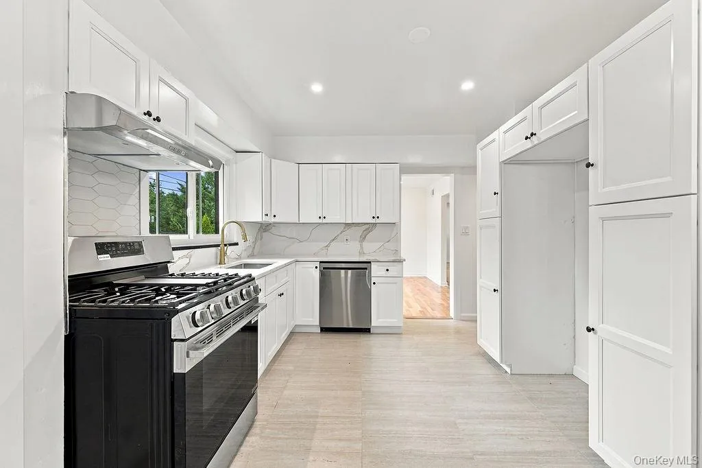 84 Middle Neck Road, North Hempstead, NY, 4 Bedrooms Bedrooms, 7 Rooms Rooms,2 BathroomsBathrooms,Residential,For Rent,Middle Neck,0,1054753 84 Middle Neck Road, North Hempstead, NY, 4 Bedrooms Bedrooms, 7 Rooms Rooms,2 BathroomsBathrooms,Residential,For Rent,Middle Neck,0,1054753