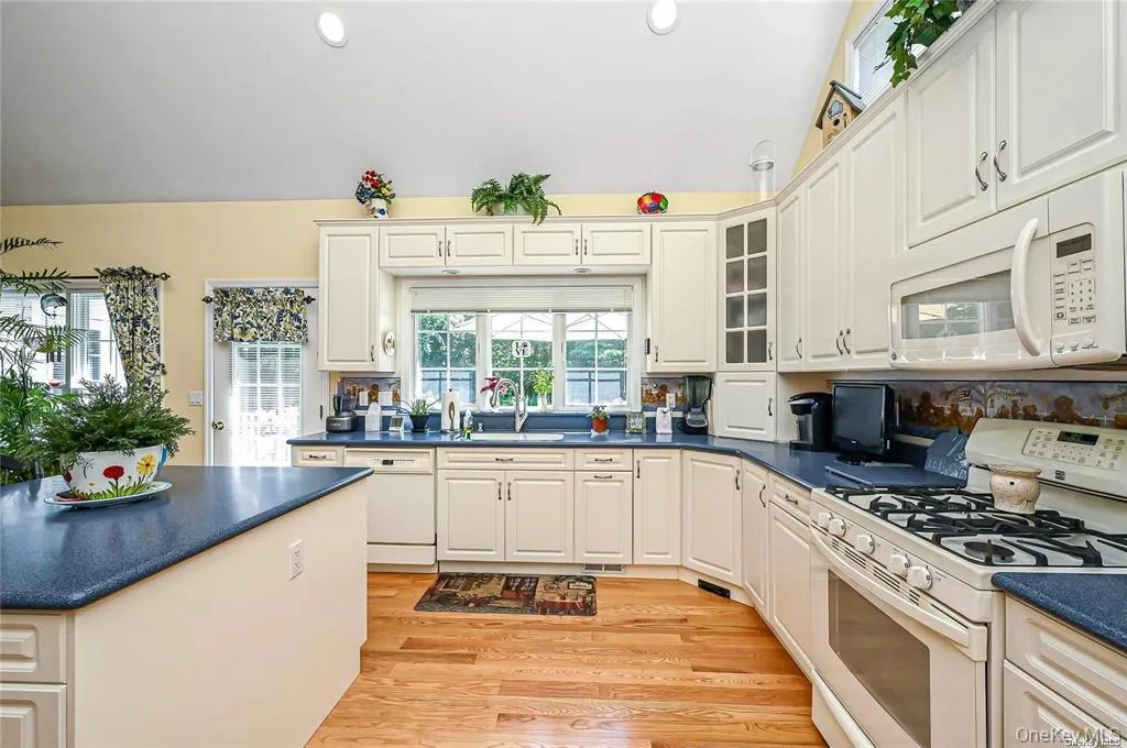 828 Pondview Road, Riverhead, NY, 4 Bedrooms Bedrooms, 7 Rooms Rooms,3 BathroomsBathrooms,Residential,For Rent,Pondview,0,1054756 828 Pondview Road, Riverhead, NY, 4 Bedrooms Bedrooms, 7 Rooms Rooms,3 BathroomsBathrooms,Residential,For Rent,Pondview,0,1054756