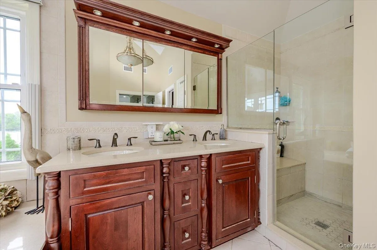 Primary Bath w Tub, Shower & Water Closet Primary Bath w Tub, Shower & Water Closet
