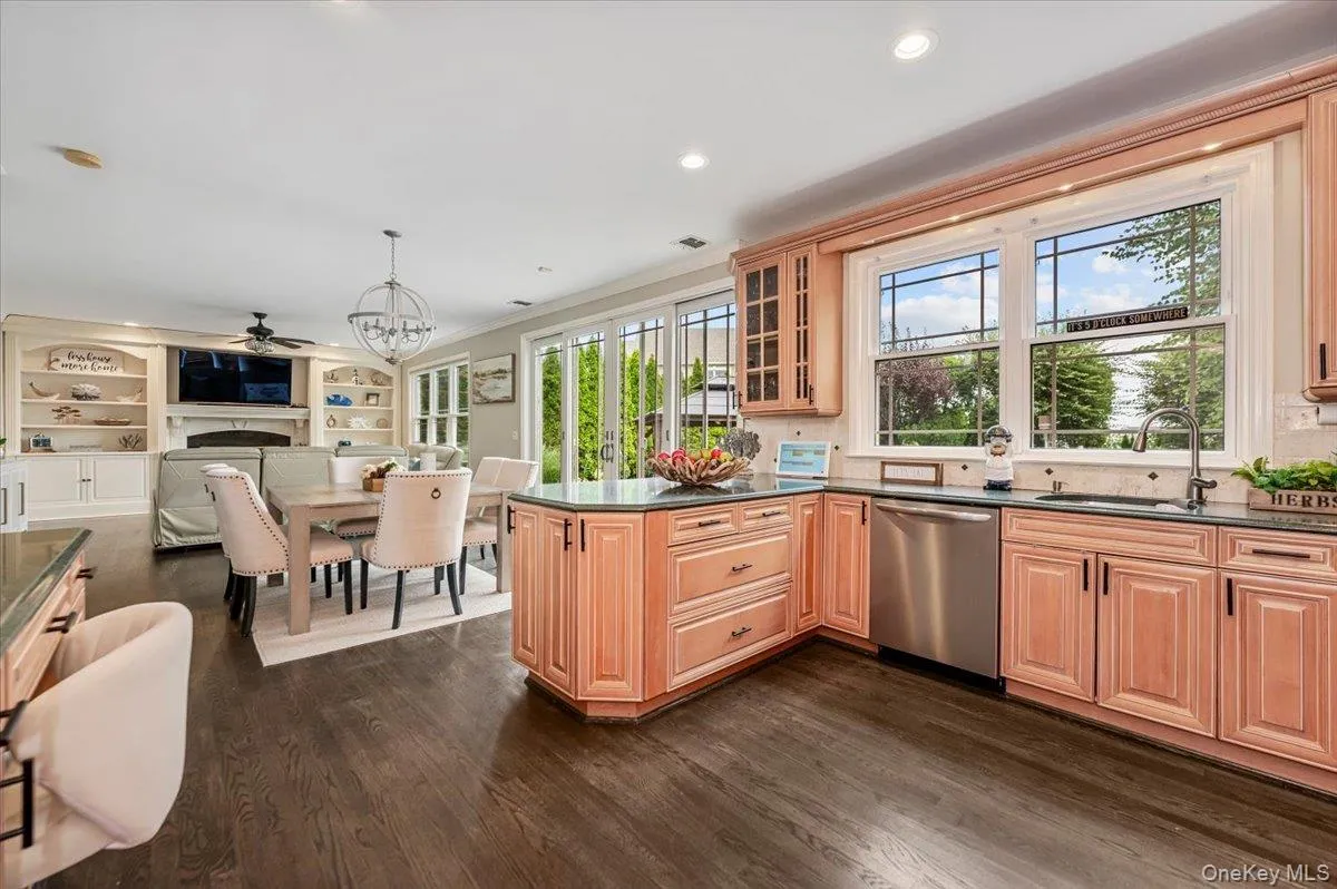 Eat-In Kitchen Eat-In Kitchen