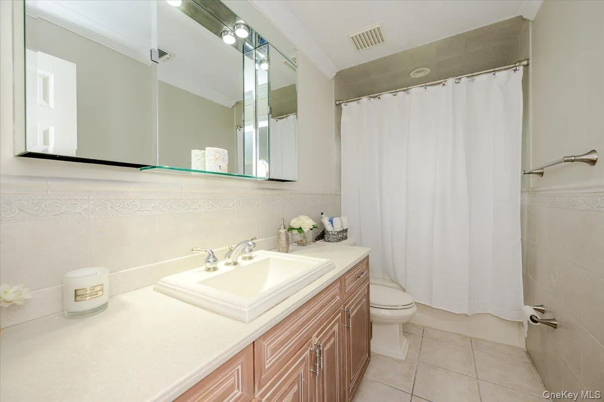 Hall Full Bathroom - 2nd Floor Hall Full Bathroom - 2nd Floor