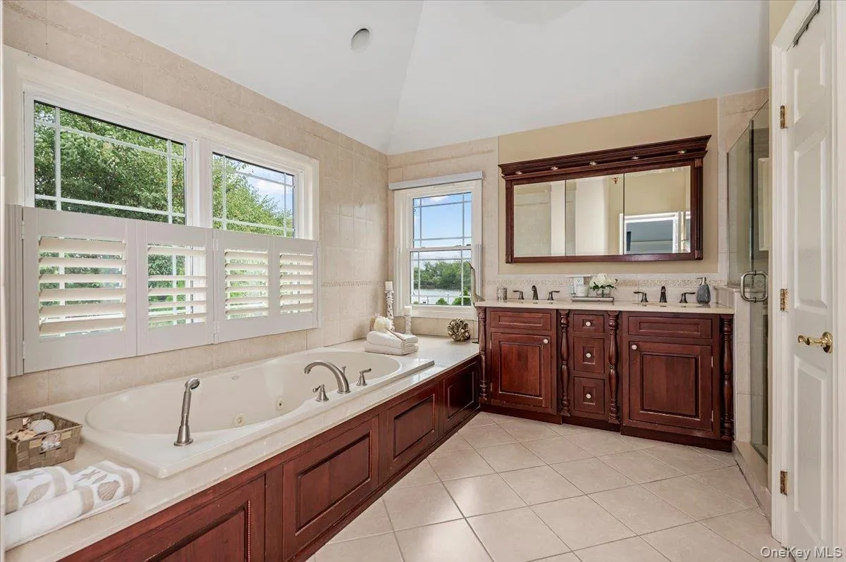 Primary Bath w Tub, Shower & Water Closet Primary Bath w Tub, Shower & Water Closet
