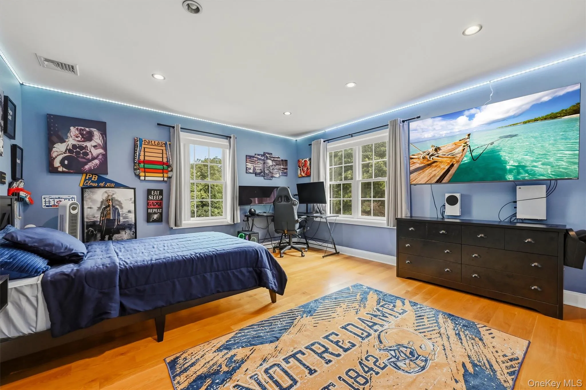 Bedroom. Anderson windows. Recessed lighting. White Oak flooring. 9 foot ceilings, spacious closet. Bedroom. Anderson windows. Recessed lighting. White Oak flooring. 9 foot ceilings, spacious closet.