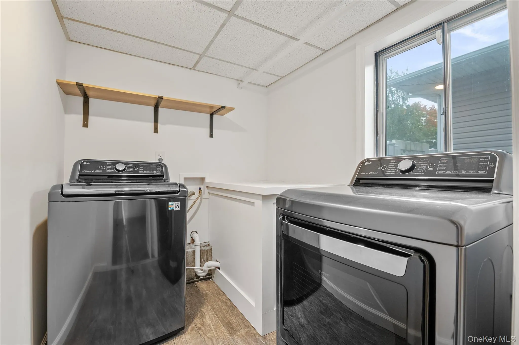 360 Fir Grove Road, Islip, NY, 3 Bedrooms Bedrooms, 8 Rooms Rooms,2 BathroomsBathrooms,Residential,For Rent,Fir Grove,0,1054824 360 Fir Grove Road, Islip, NY, 3 Bedrooms Bedrooms, 8 Rooms Rooms,2 BathroomsBathrooms,Residential,For Rent,Fir Grove,0,1054824