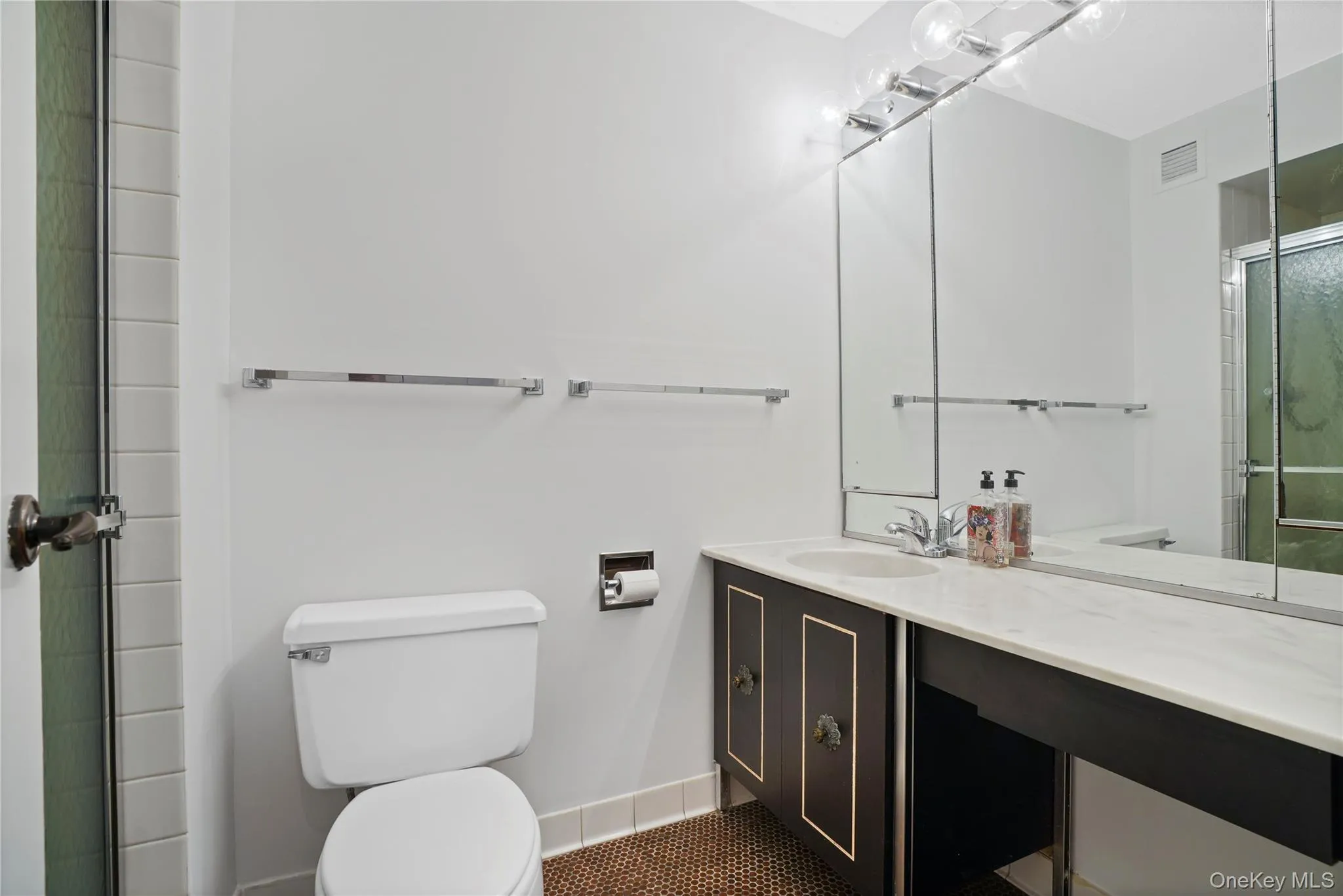 Hall bath with shower Hall bath with shower