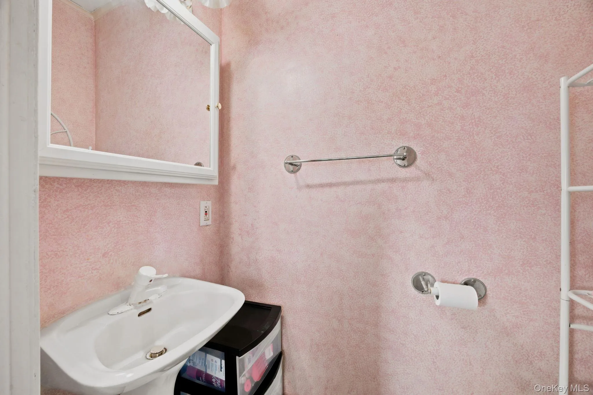 27 South Drive, Hempstead, NY, 3 Bedrooms Bedrooms, 6 Rooms Rooms,1 BathroomBathrooms,Residential,For Rent,South,0,1054894 27 South Drive, Hempstead, NY, 3 Bedrooms Bedrooms, 6 Rooms Rooms,1 BathroomBathrooms,Residential,For Rent,South,0,1054894