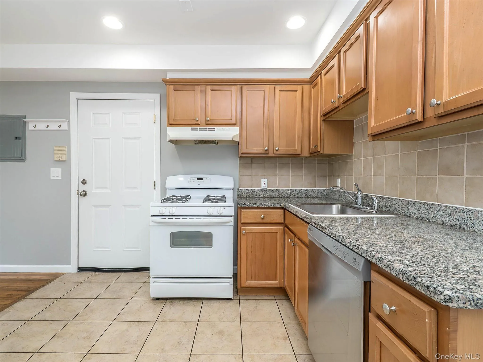 11 Shore Road, North Hempstead, NY, 2 Bedrooms Bedrooms, 4 Rooms Rooms,1 BathroomBathrooms,Residential Lease,For Rent,Shore,0,1054928 11 Shore Road, North Hempstead, NY, 2 Bedrooms Bedrooms, 4 Rooms Rooms,1 BathroomBathrooms,Residential Lease,For Rent,Shore,0,1054928