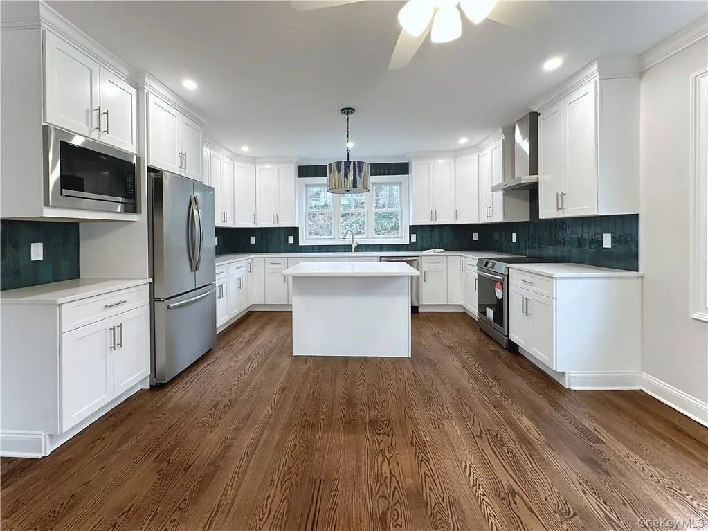 Oak floors throughout, modern kitchen with plenty of cabinetry! Oak floors throughout, modern kitchen with plenty of cabinetry!