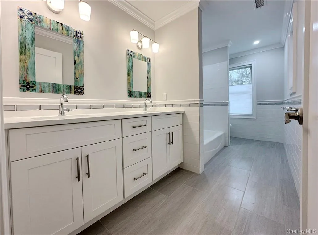 Master bathroom. Master bathroom.