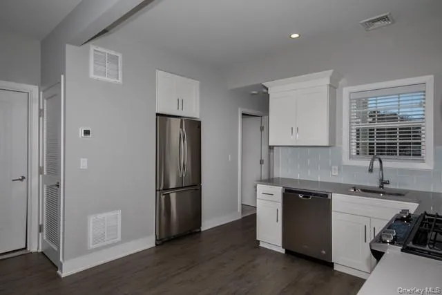 262 Indian Head Road, Smithtown, NY, 1 Bedroom Bedrooms, 4 Rooms Rooms,1 BathroomBathrooms,Residential Lease,For Rent,Indian Head,0,1054950 262 Indian Head Road, Smithtown, NY, 1 Bedroom Bedrooms, 4 Rooms Rooms,1 BathroomBathrooms,Residential Lease,For Rent,Indian Head,0,1054950