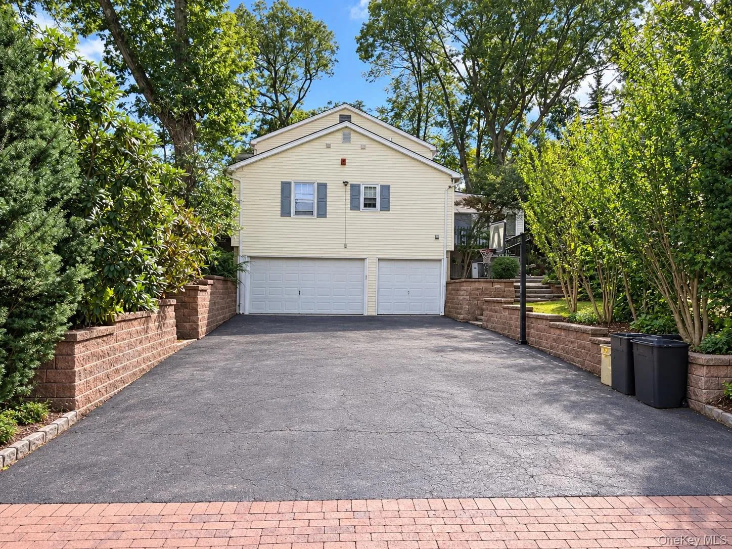 Additional driveway with 3 car garage Additional driveway with 3 car garage