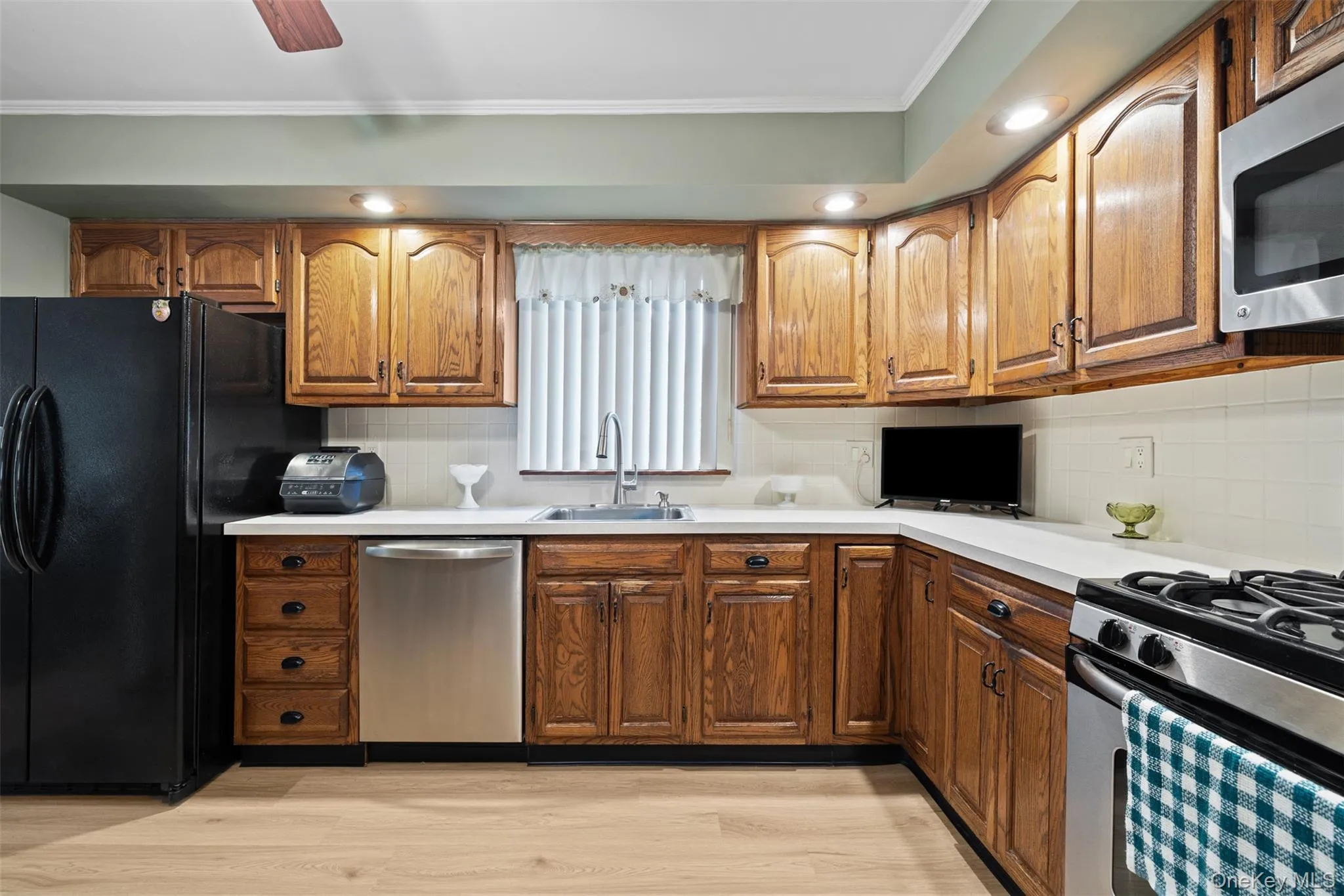 380 Clinton Avenue, Babylon, NY, 3 Bedrooms Bedrooms, 6 Rooms Rooms,1 BathroomBathrooms,Residential,For Rent,Clinton,0,1055006 380 Clinton Avenue, Babylon, NY, 3 Bedrooms Bedrooms, 6 Rooms Rooms,1 BathroomBathrooms,Residential,For Rent,Clinton,0,1055006