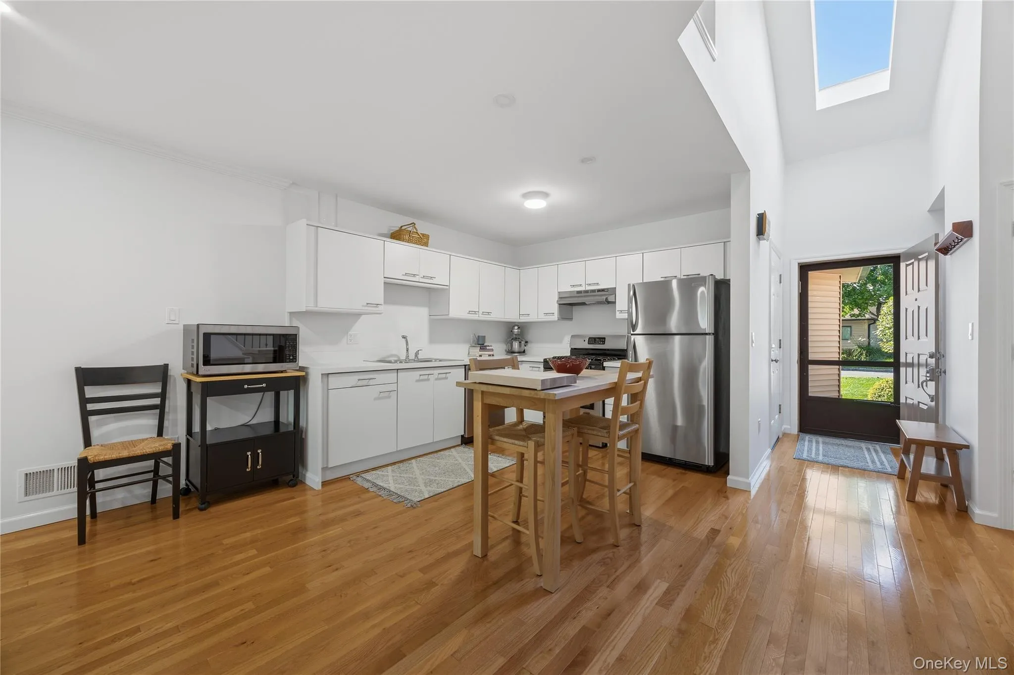 Eat-In-Kitchen with hardwood floors, Stainless Steel Appliances: Frigidaire Refrigerator, Frigidaire 5 burner gas range with vent, Frigidaire Dishwasher. Movable Center island included. Eat-In-Kitchen with hardwood floors, Stainless Steel Appliances: Frigidaire Refrigerator, Frigidaire 5 burner gas range with vent, Frigidaire Dishwasher. Movable Center island included.
