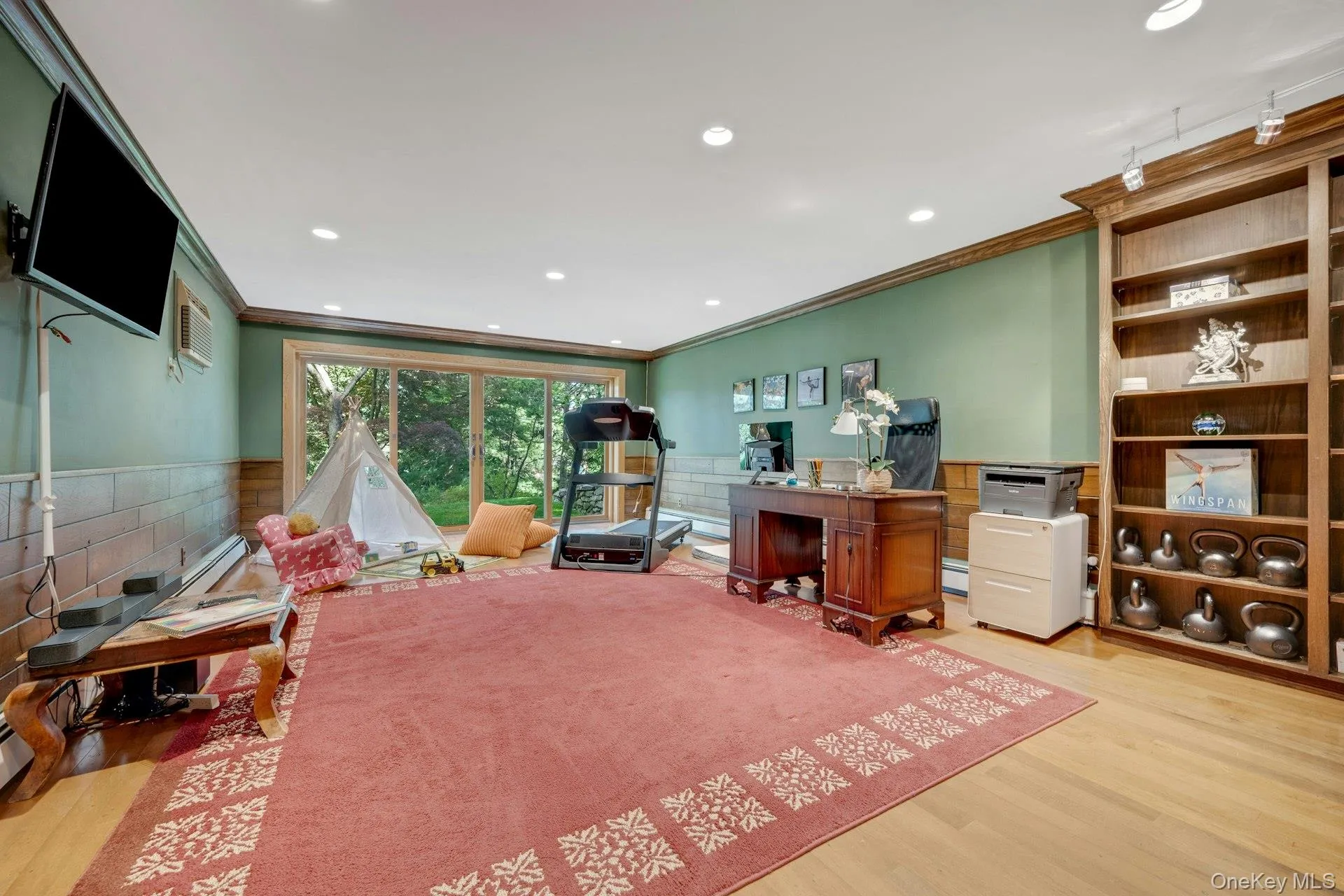 This can be used as professional office/ playroom or guest room This can be used as professional office/ playroom or guest room
