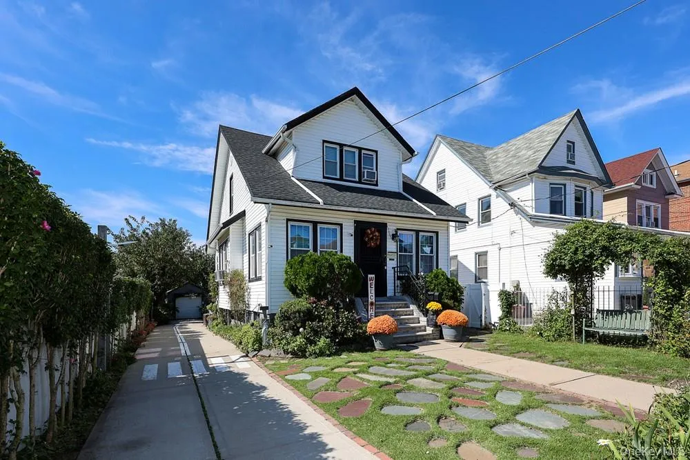 88-38 197th Street, New York, NY, 2 Bedrooms Bedrooms, 5 Rooms Rooms,2 BathroomsBathrooms,Residential,For Rent,197th,0,1055128 88-38 197th Street, New York, NY, 2 Bedrooms Bedrooms, 5 Rooms Rooms,2 BathroomsBathrooms,Residential,For Rent,197th,0,1055128