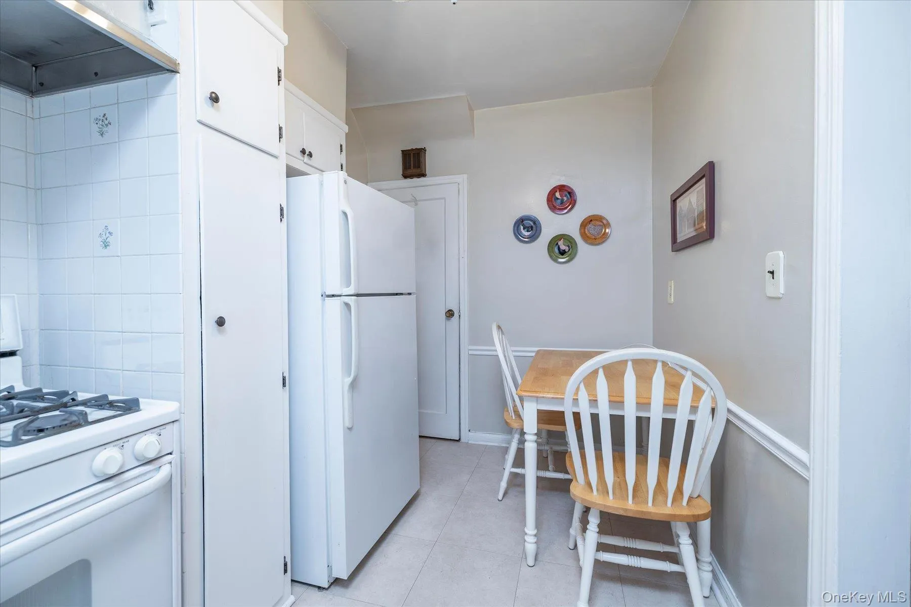 Eat-in kitchen Eat-in kitchen