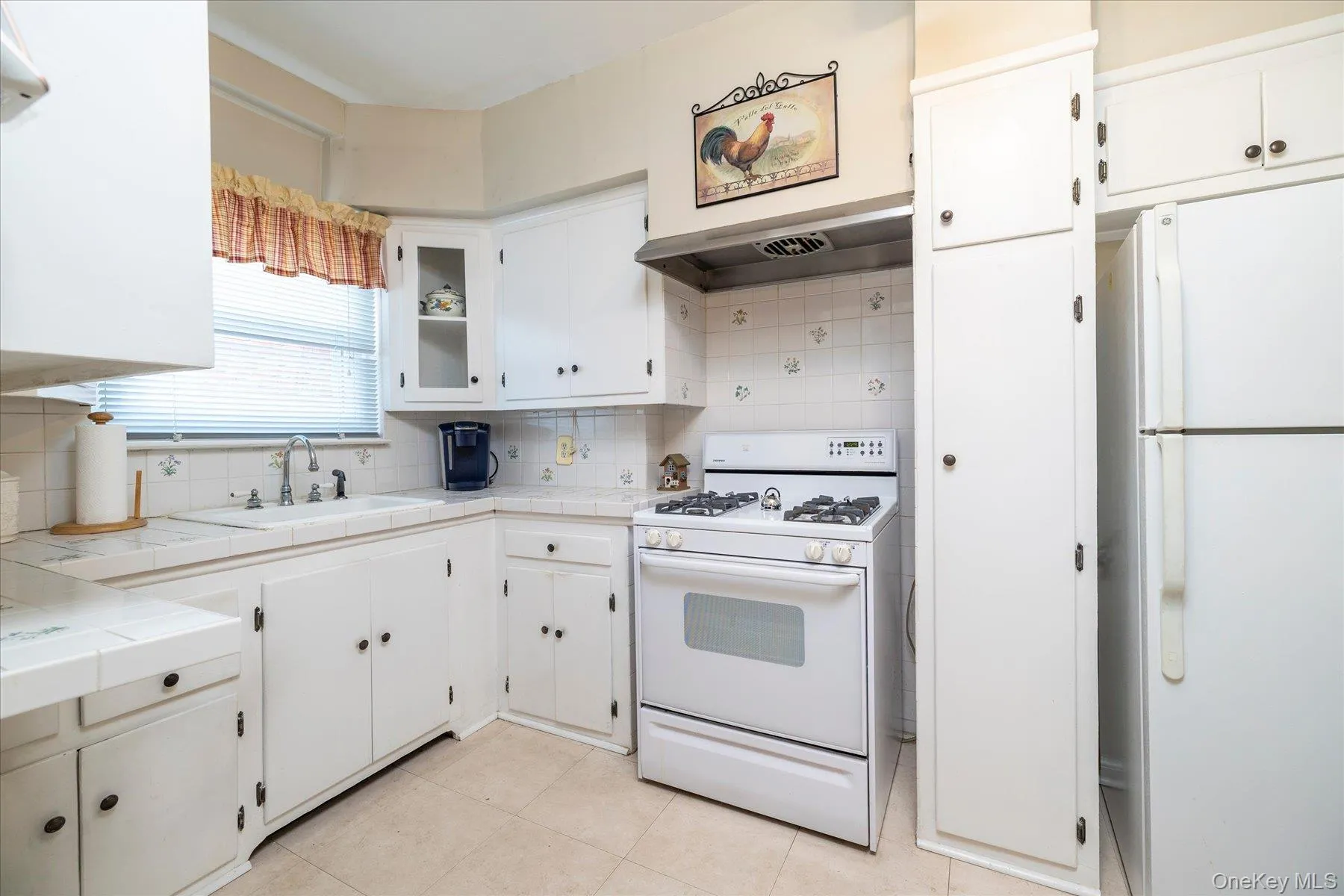Eat-in kitchen Eat-in kitchen
