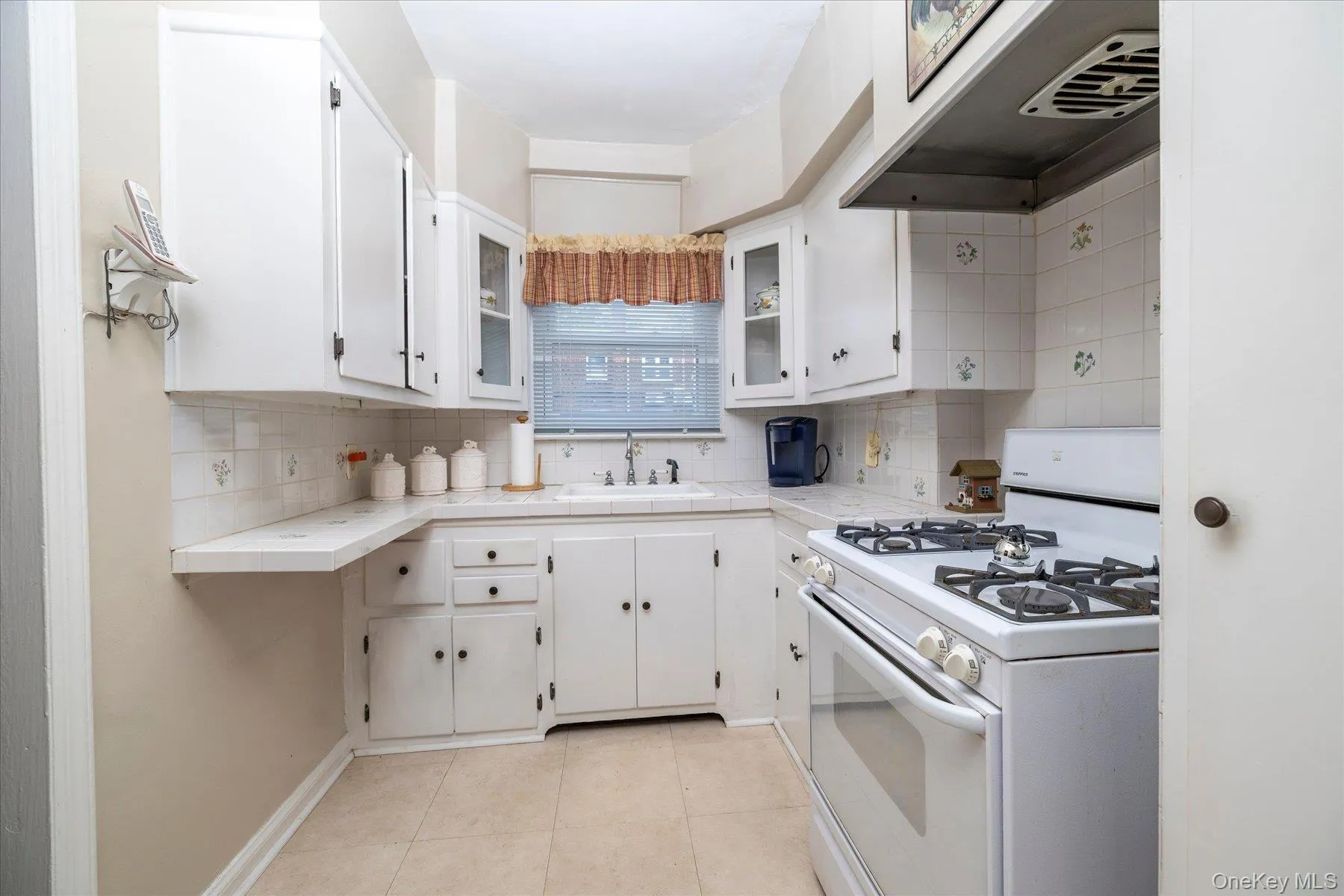 Eat-in kitchen Eat-in kitchen