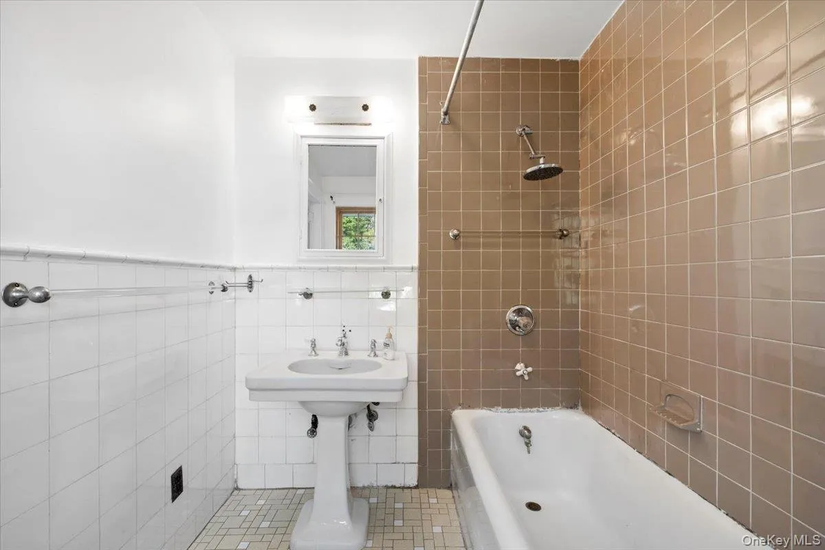 20 Whitfield Terrace, New Rochelle, NY, 5 Bedrooms Bedrooms, 8 Rooms Rooms,3 BathroomsBathrooms,Residential,For Rent,Whitfield,0,1055171 20 Whitfield Terrace, New Rochelle, NY, 5 Bedrooms Bedrooms, 8 Rooms Rooms,3 BathroomsBathrooms,Residential,For Rent,Whitfield,0,1055171