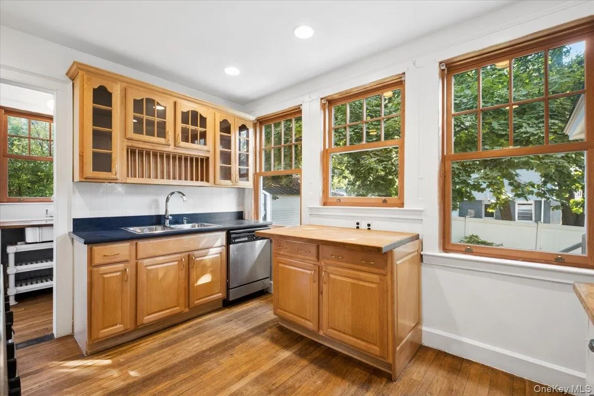 20 Whitfield Terrace, New Rochelle, NY, 5 Bedrooms Bedrooms, 8 Rooms Rooms,3 BathroomsBathrooms,Residential,For Rent,Whitfield,0,1055171 20 Whitfield Terrace, New Rochelle, NY, 5 Bedrooms Bedrooms, 8 Rooms Rooms,3 BathroomsBathrooms,Residential,For Rent,Whitfield,0,1055171