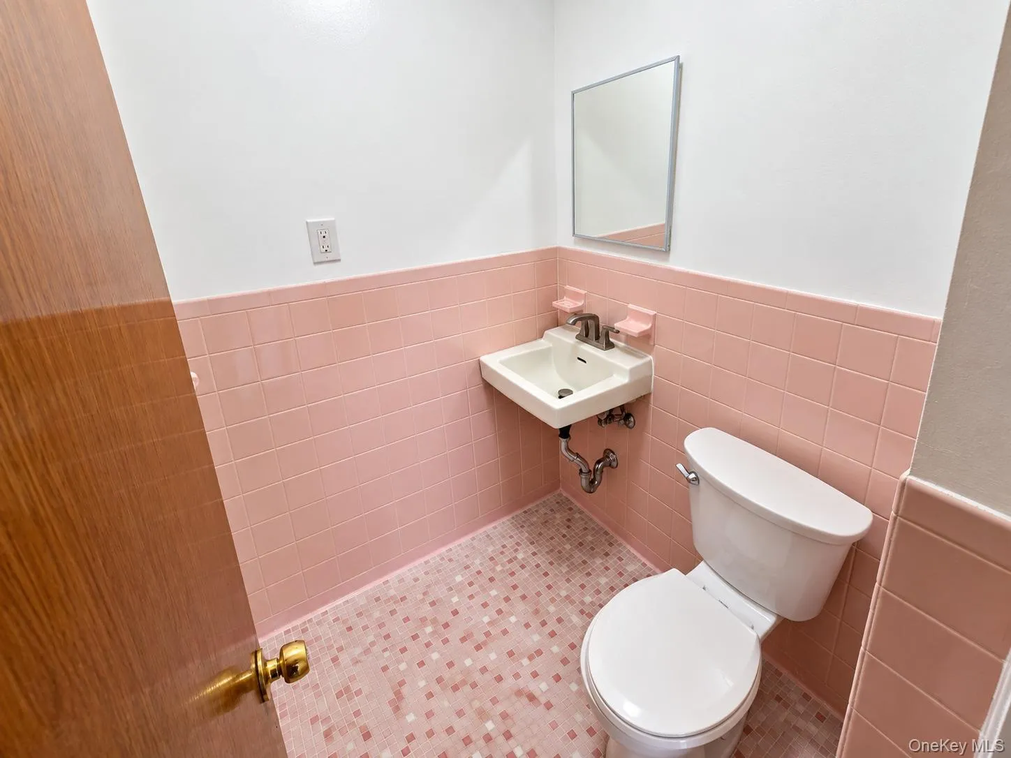 Convenient private half bath adjoining the primary bedroom. Convenient private half bath adjoining the primary bedroom.