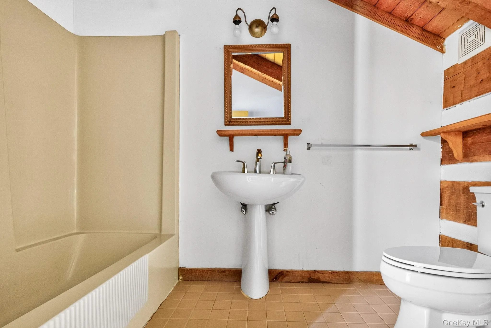 Full bathroom # 2 in main residence. Upper level servicing two upstairs bedrooms. Full bathroom # 2 in main residence. Upper level servicing two upstairs bedrooms.