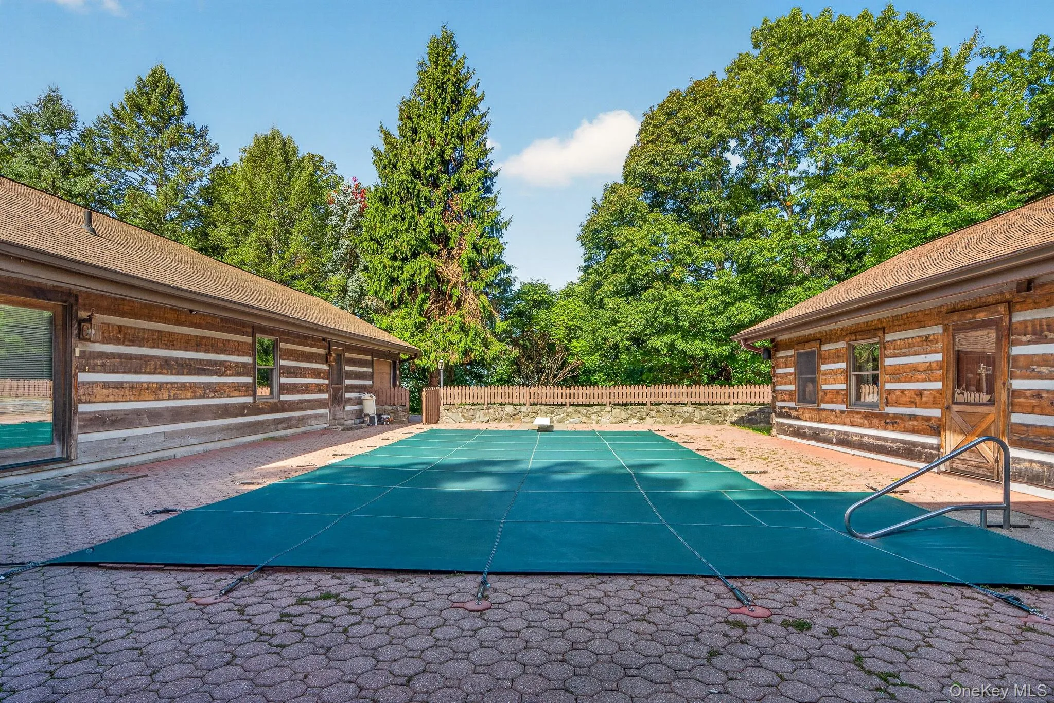 Liner replaced in 2022/2023. New pool cover same year. Liner replaced in 2022/2023. New pool cover same year.