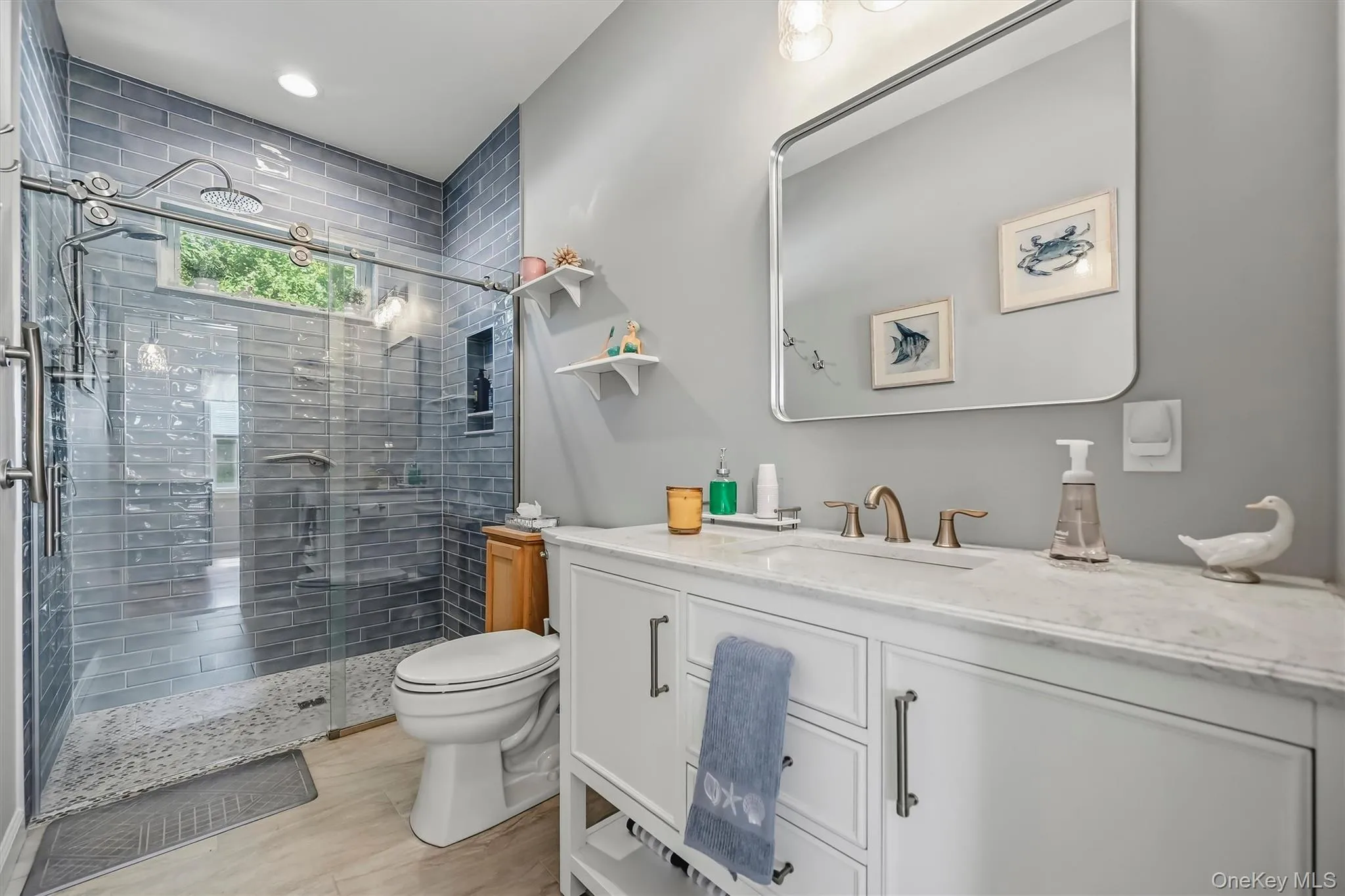 Accessory apartment bathroom Accessory apartment bathroom