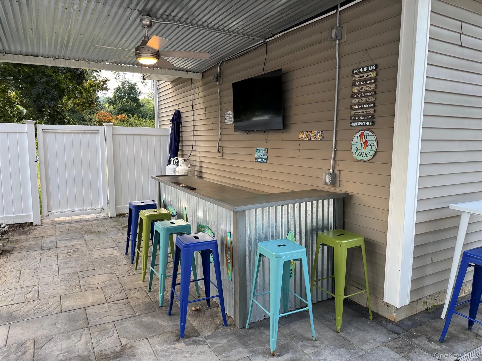 Pool bar with TV Pool bar with TV